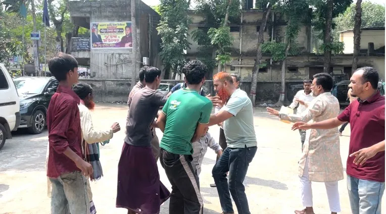 তেল পাচারের ভিডিও করায় থানা চত্বরে সাংবাদিকদের ওপর হামলা